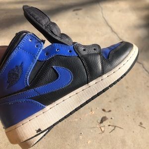 Hyper royal Jordan 1 mid size 5.5